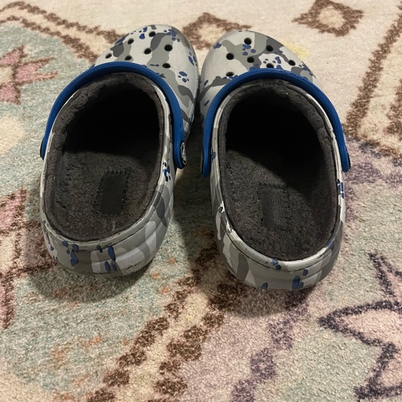 Crocs (kids) blue and grey camo crocs - Picture 3 of 4
